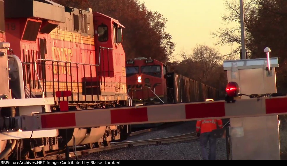 BNSF 5719 west meets BNSF 6107 east